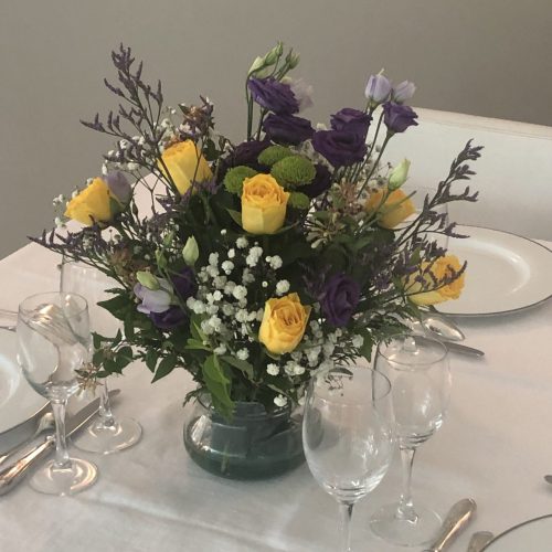 Fleurs au milieu d'une table de restaurant